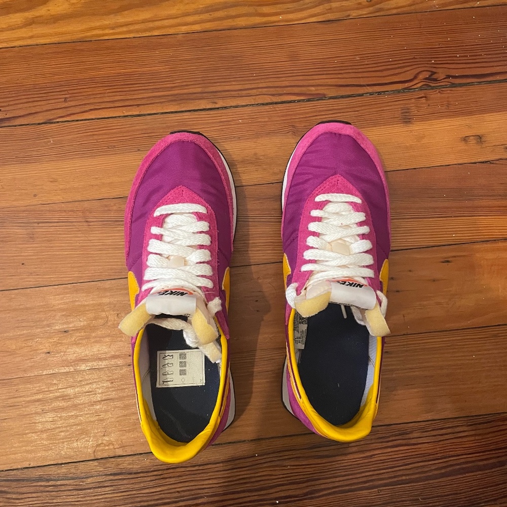 Nike Women's Waffle Trainer 2 SP, Size 40, Fireberry